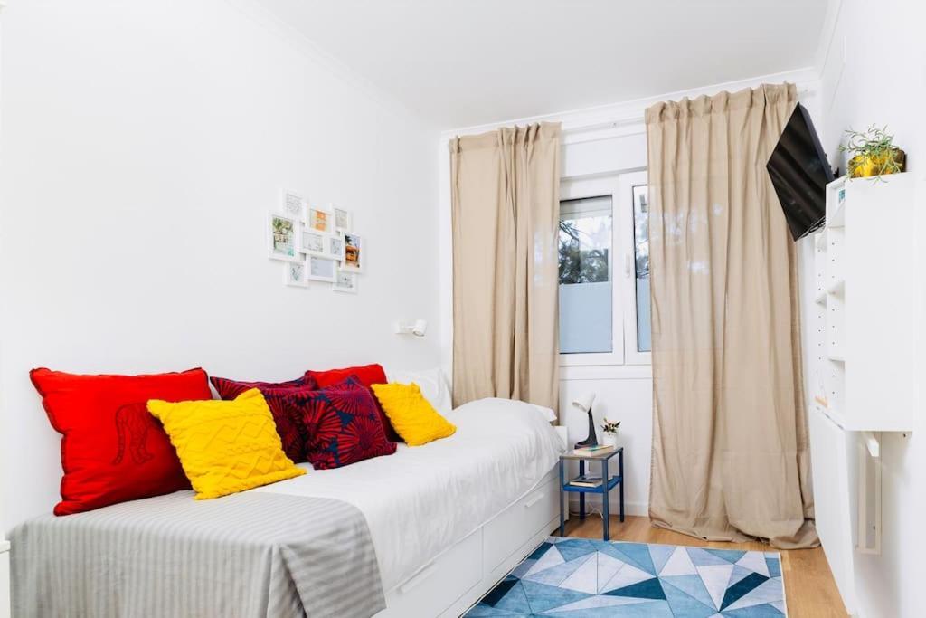 Modern 3 Bedroom Flat In Apartment *