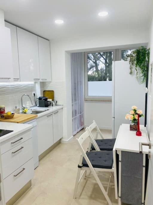 Modern 3 Bedroom Flat In Apartment *