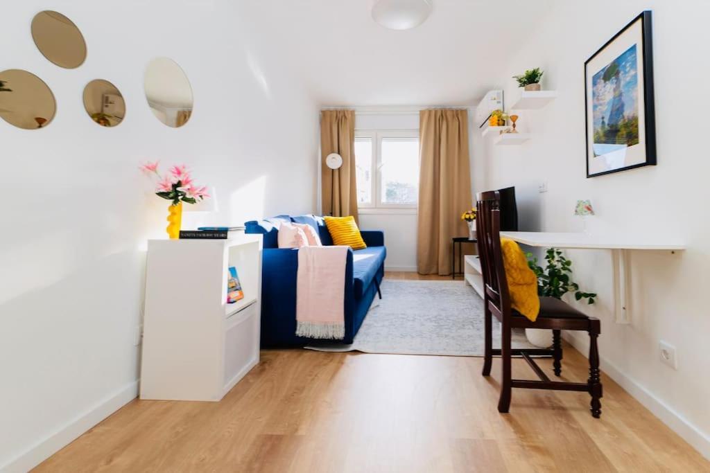 Modern 3 Bedroom Flat In Apartment *